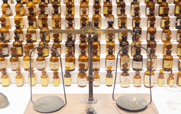 collection d'anciens parfums dans un atelier à Grasse en France