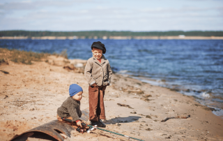 enfants qui pêchent sur une plage en france
