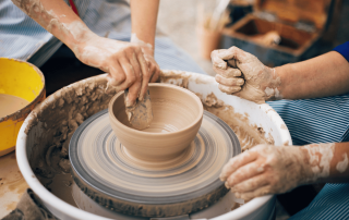 personne qui pratiquent de la poterie dans un atelier en france