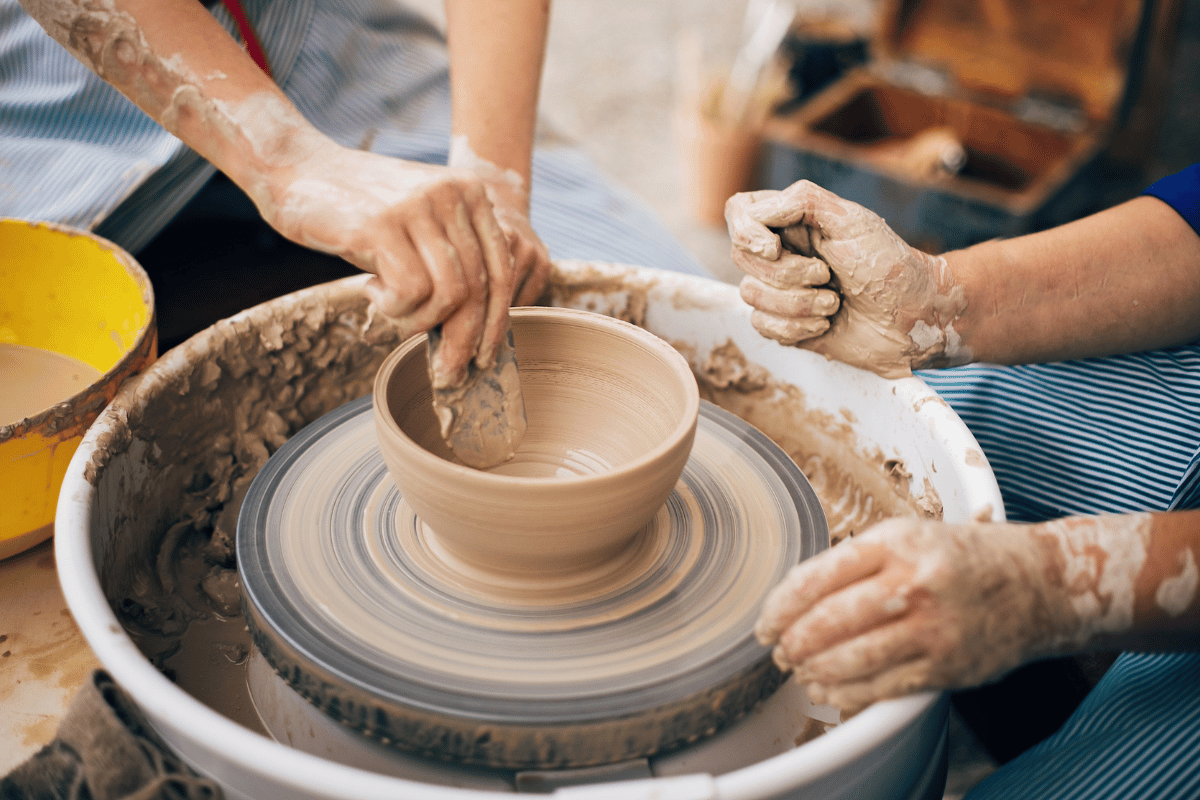 personne qui pratiquent de la poterie dans un atelier en france