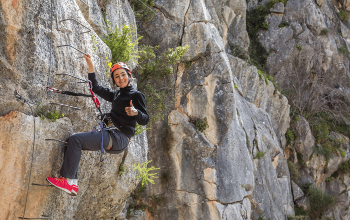 une femme qui pratique de la via ferrata en France