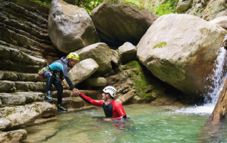 couple qui fait du canyoning en France