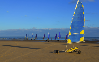 chars à voile sur une plage en France