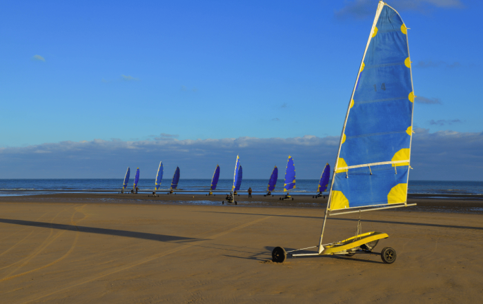 chars à voile sur une plage en France