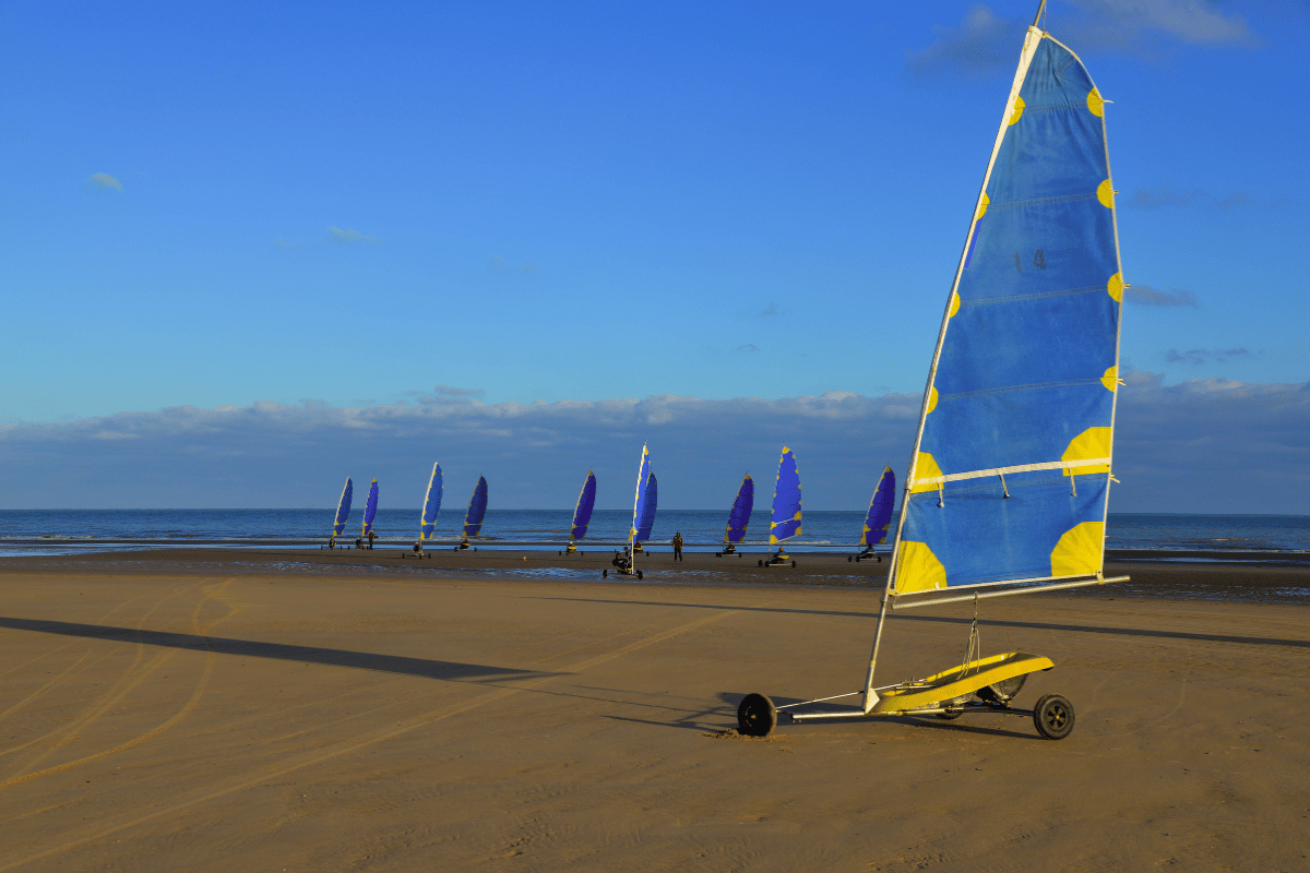 chars à voile sur une plage en France