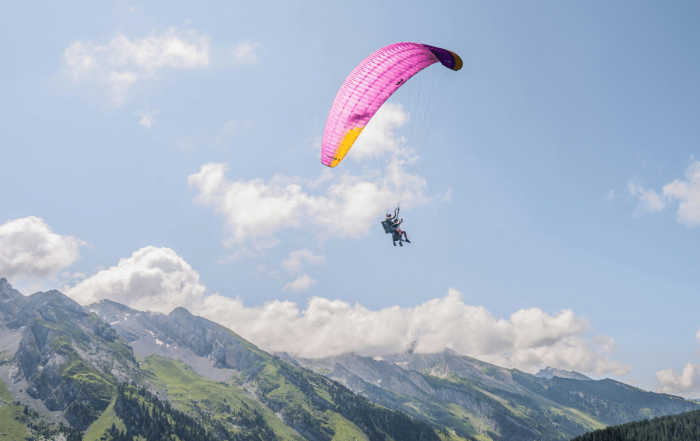 personne qui fait du parapente dans une région montagneuse en France