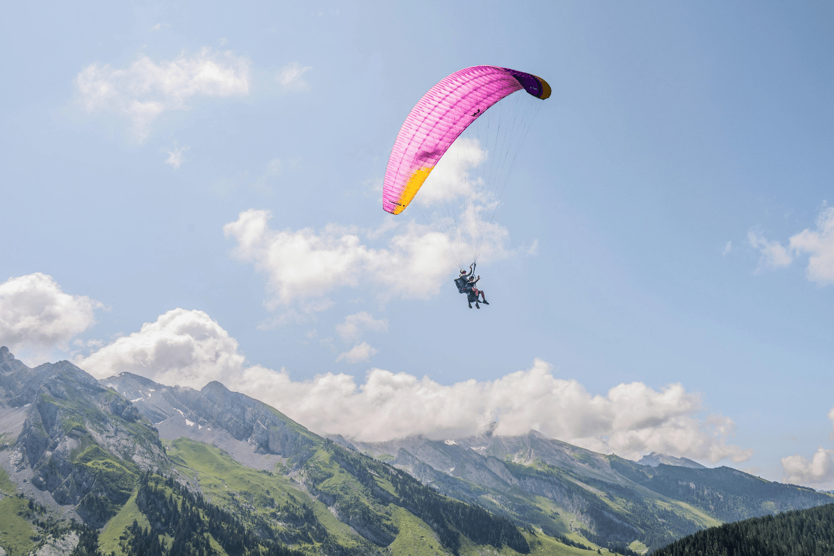 personne qui fait du parapente dans une région montagneuse en France