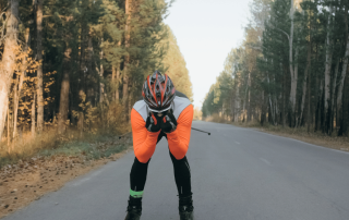 un homme qui réalise un biathlon version estivale