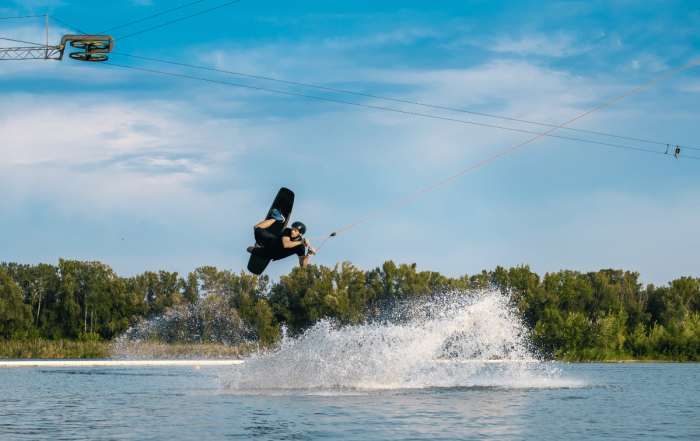 homme qui pratique du wakeboard sur un téléski nautique