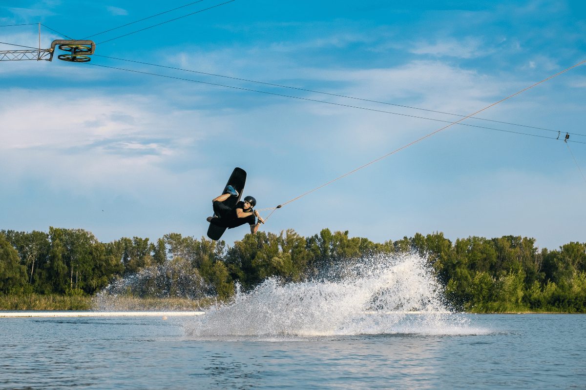homme qui pratique du wakeboard sur un téléski nautique