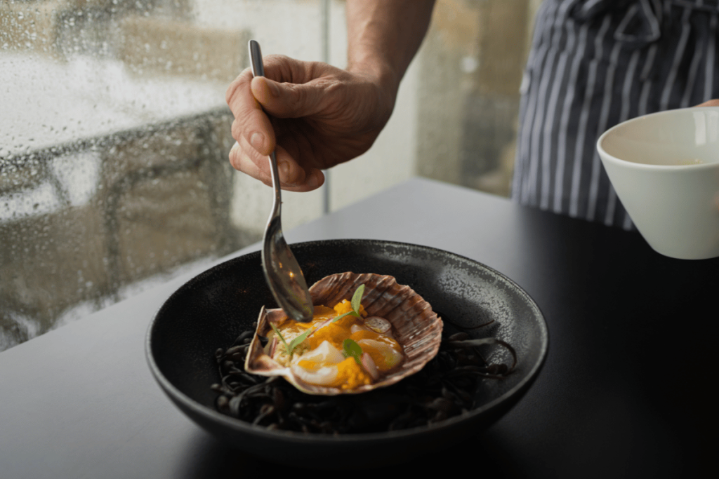 préparation d'un plat typique normand : la coquille saint jacques