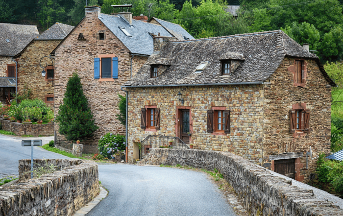 petite village médiéval français et ses maisons