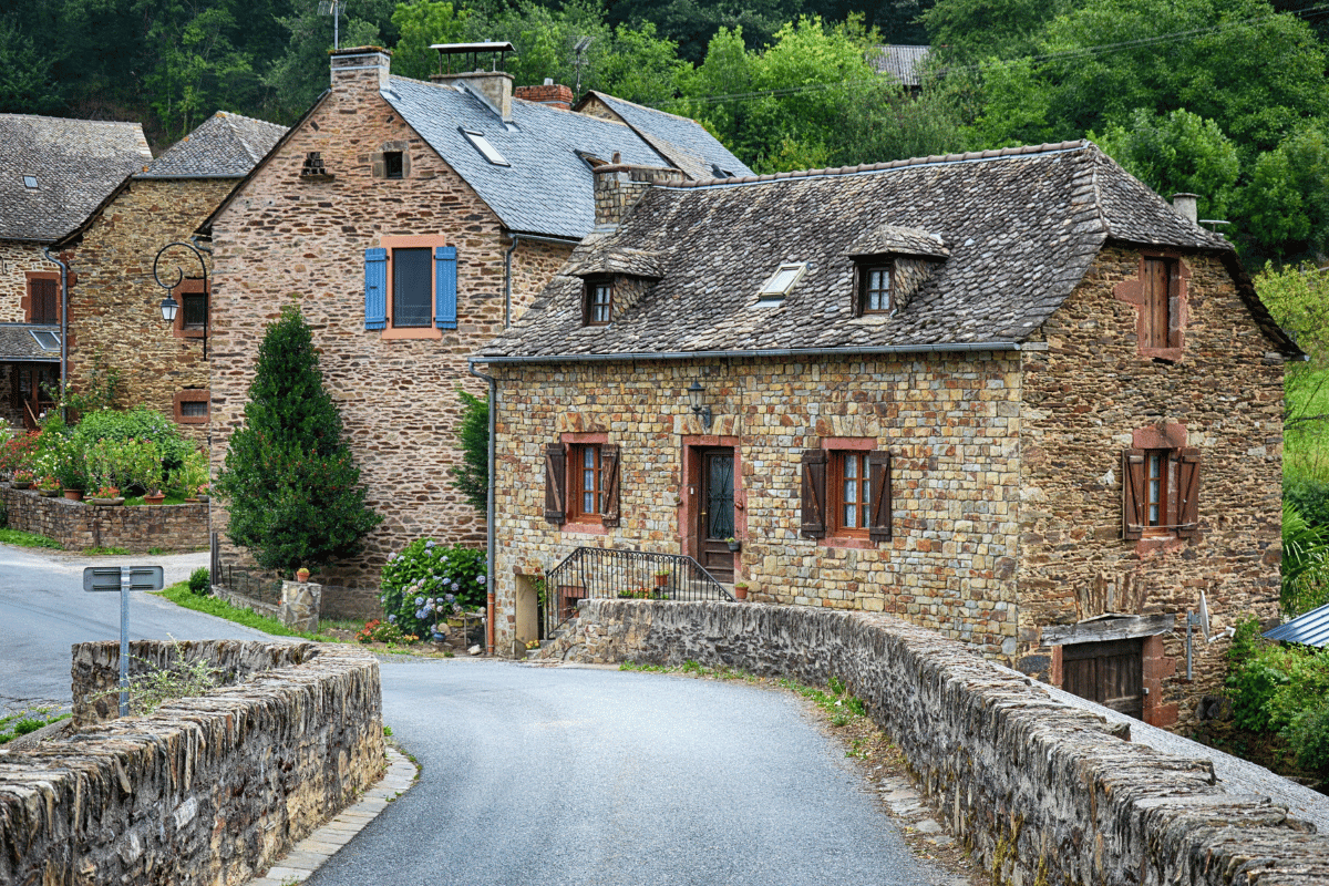 petite village médiéval français et ses maisons